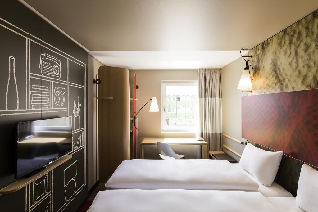 Ibis Paris Le Bourget Hotel La Courneuve Exterior photo