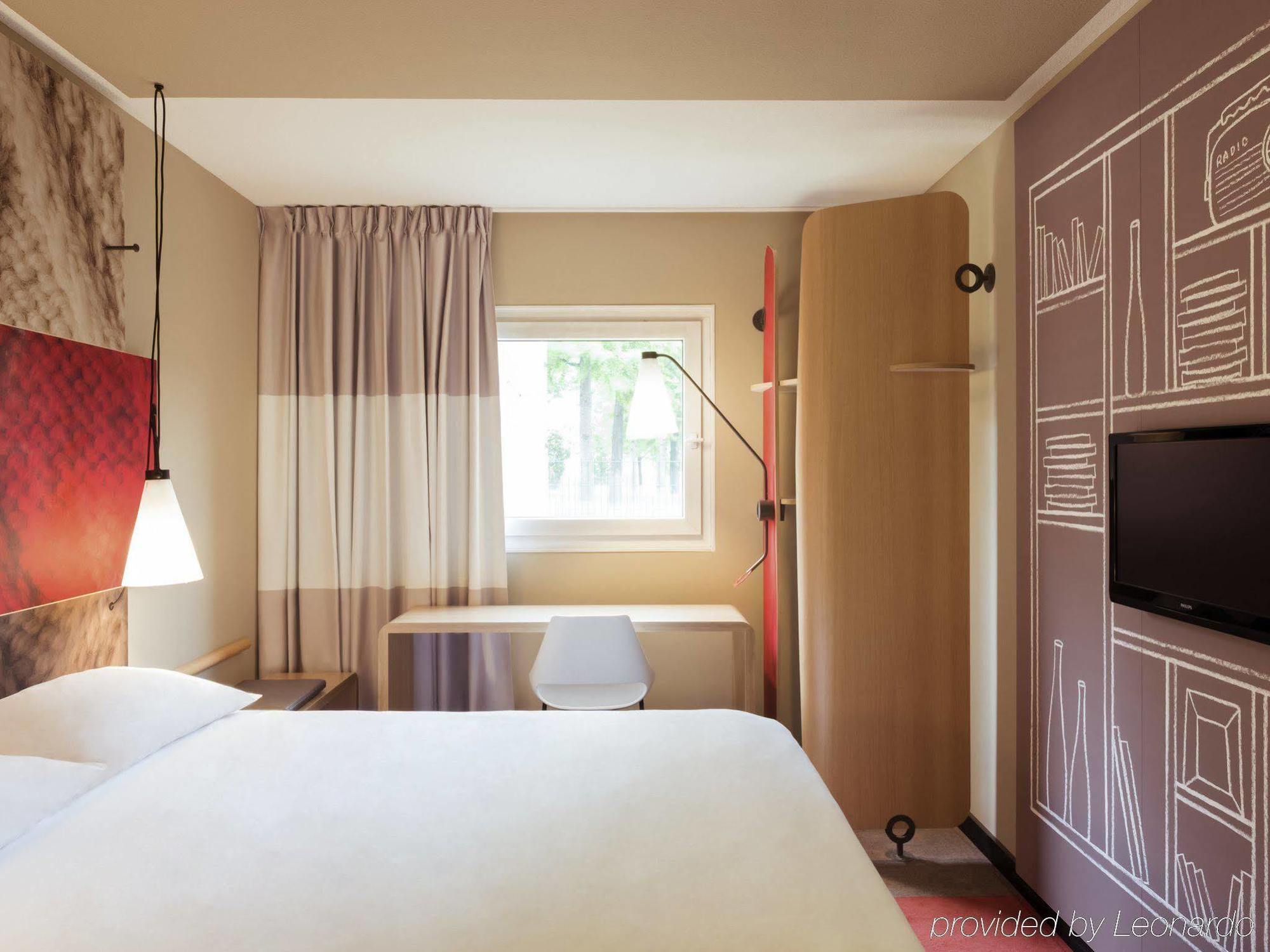 Ibis Paris Le Bourget Hotel La Courneuve Exterior photo